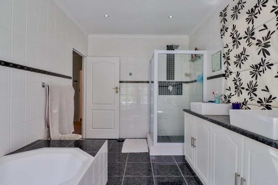 To Let 4 Bedroom Property for Rent in Helderberg Estate Western Cape